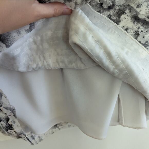 Alice + Olivia Tegan Black & White Silk Tiered Sleeveless Shift Dress, Size 6 - Picture 9 of 9